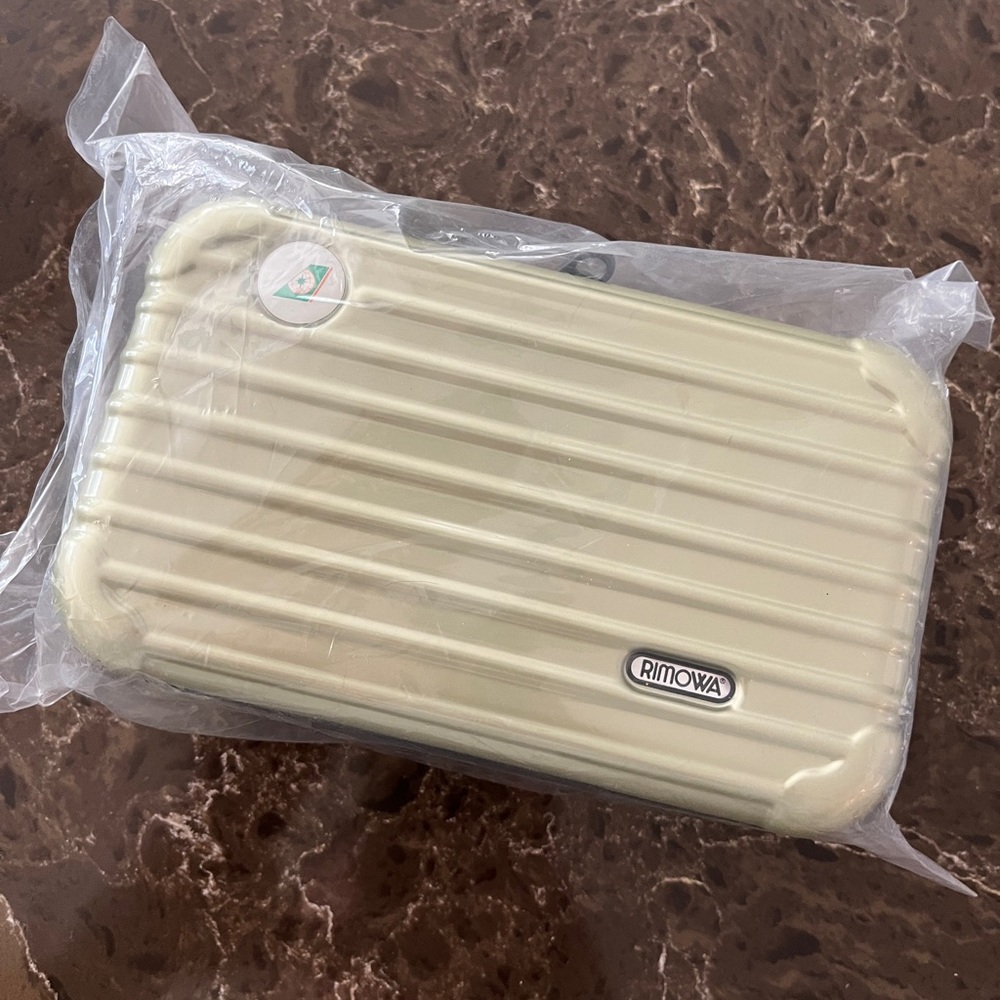 Rimowa (light green) X Eva Air Amenity Kit